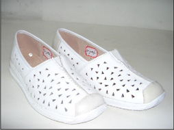 溫州富龍鞋業 匠心獨運，步履不?！瑯I展覽引領行業新風尚