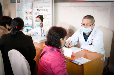關(guān)注老年專(zhuān)病 守護(hù)老人健康--我院舉辦老年專(zhuān)病大型義診活動(dòng)