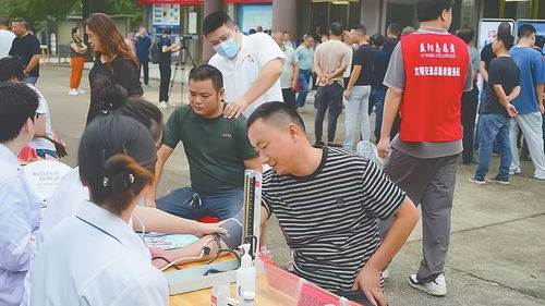益陽(yáng)近百名貨車司機(jī)集中加入工會(huì)，享受健康咨詢服務(wù)