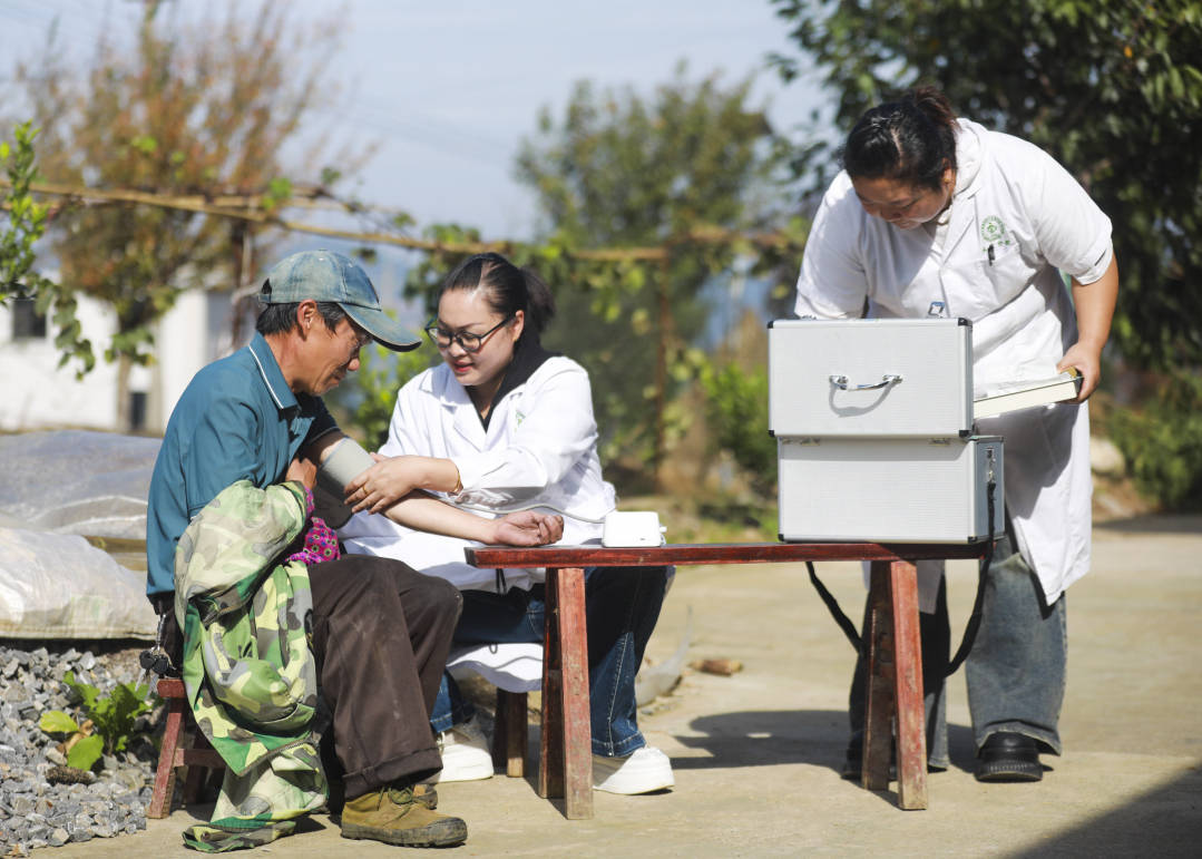 黔西五里鄉(xiāng) “家庭醫(yī)生”送診到家，健康咨詢(xún)暖人心